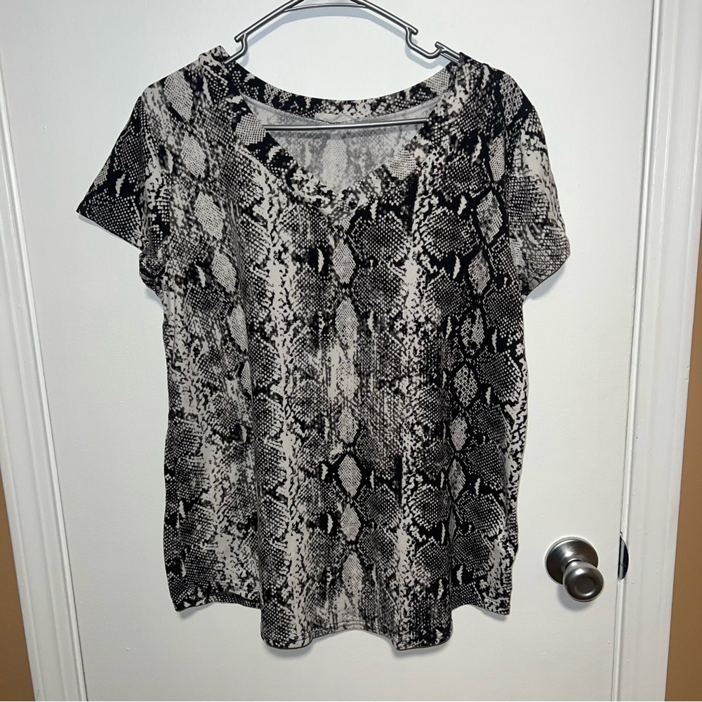 🍀4 for 25🍀 Bombom | Black and White Snake Skin Vneck